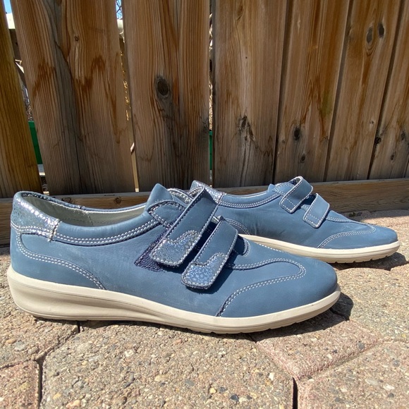 BRIO EXPORTACC women blue and silver cross over closure sneakers. Size 40. Used. - Picture 5 of 11